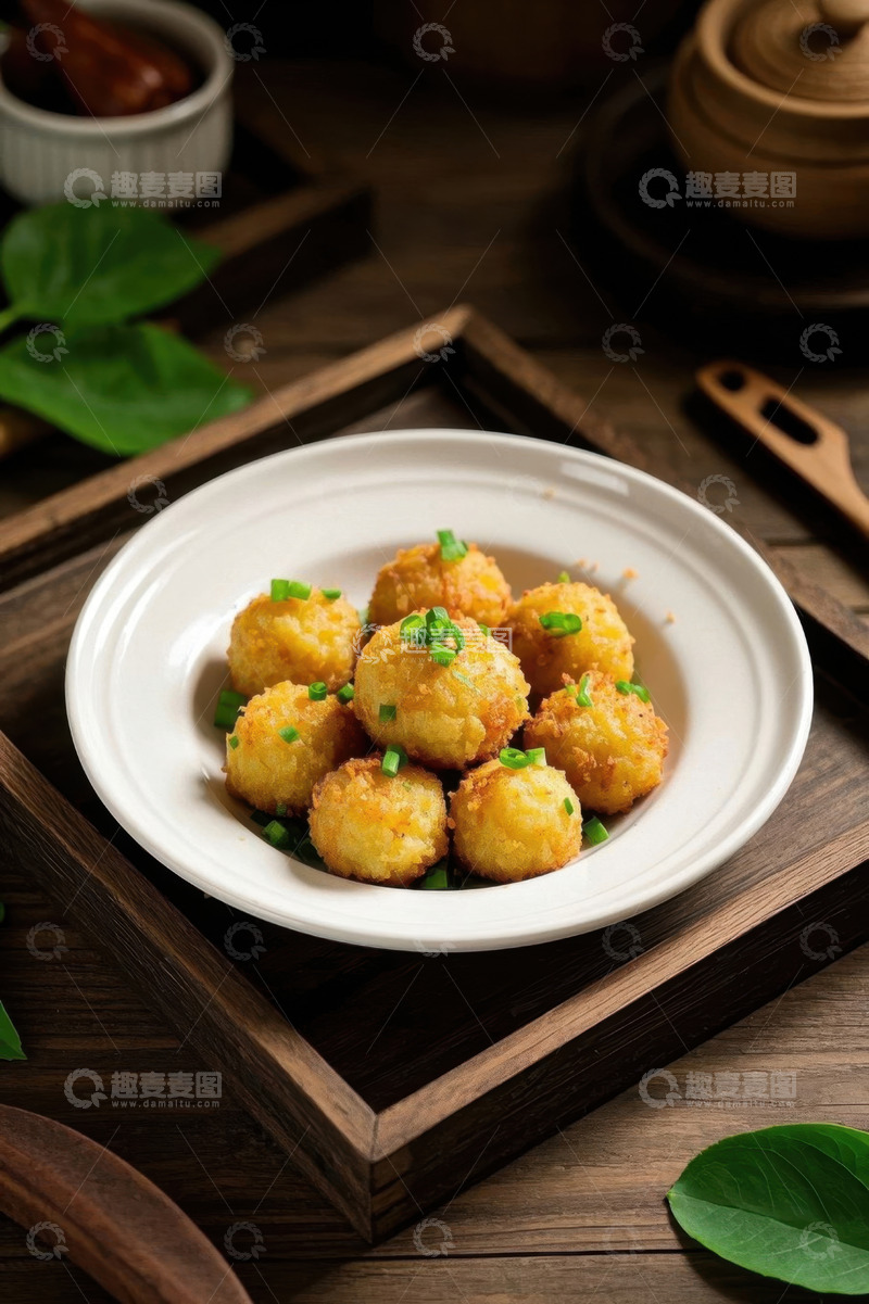 高清大图下载【趣麦麦图】木盘上瓷碗装的油炸丸子