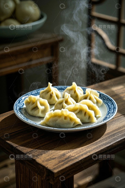 中式木桌上的热气腾腾饺子