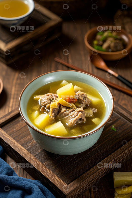 木盘上的土豆炖排骨美食