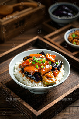木盘上的茄子盖饭