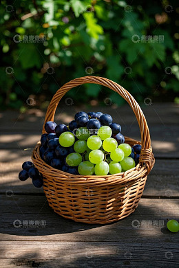 木桌上篮子里的新鲜葡萄
