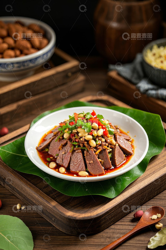 摆盘精致的凉拌酱牛腱