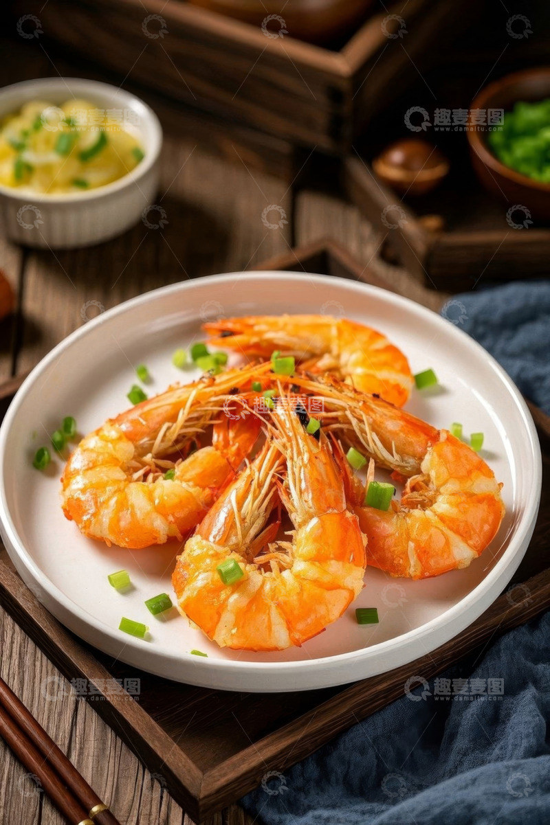高清大图下载【趣麦麦图】木盘上摆放的白灼大虾