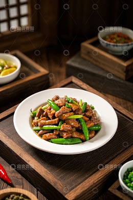 中式餐桌上的辣椒炒肉美食