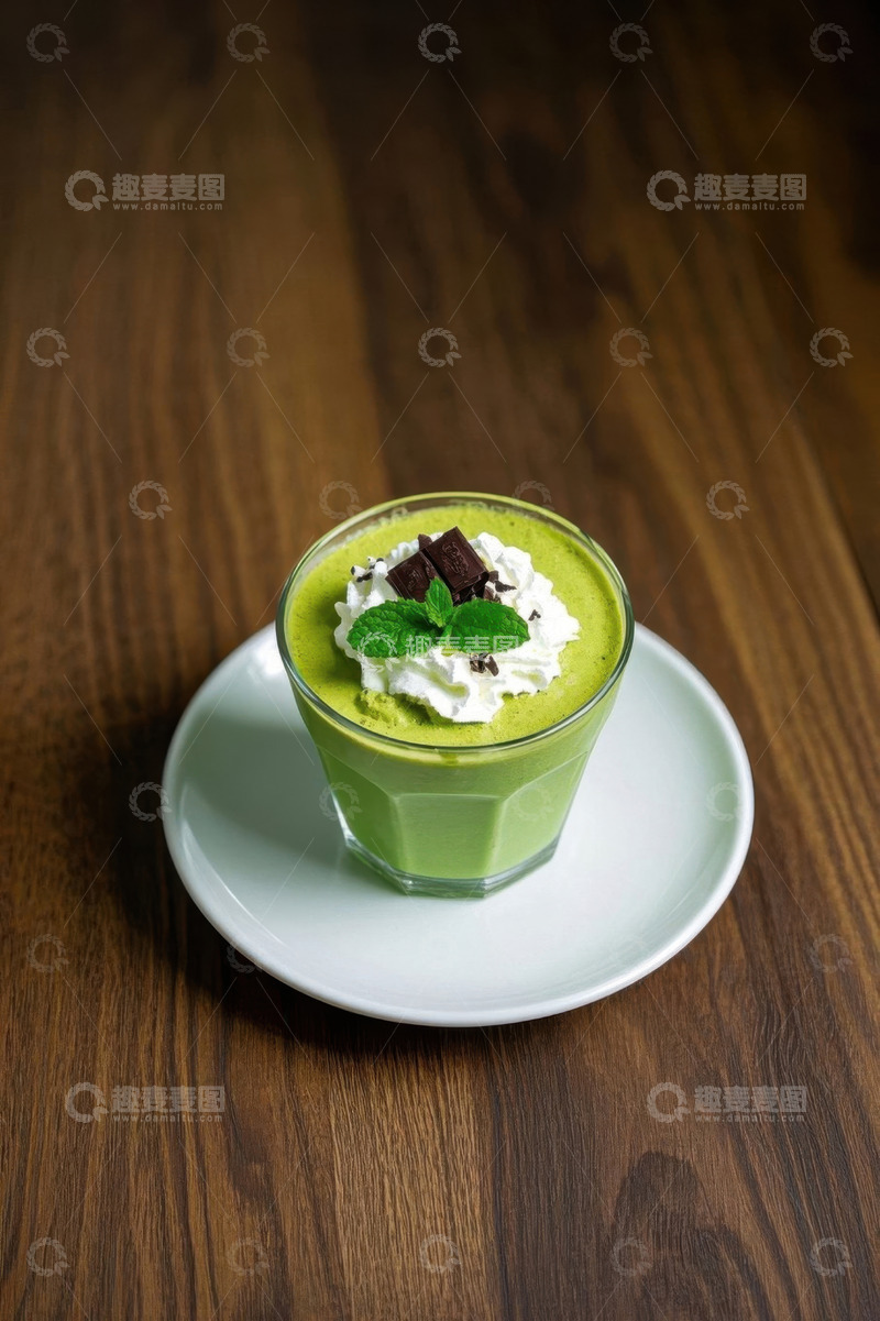 高清大图下载【趣麦麦图】木质桌面上的抹茶饮品