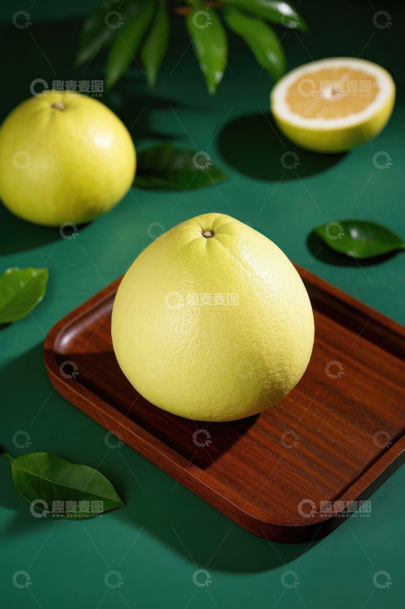 高清大图下载【趣麦麦图】木盘上摆放的新鲜柚子