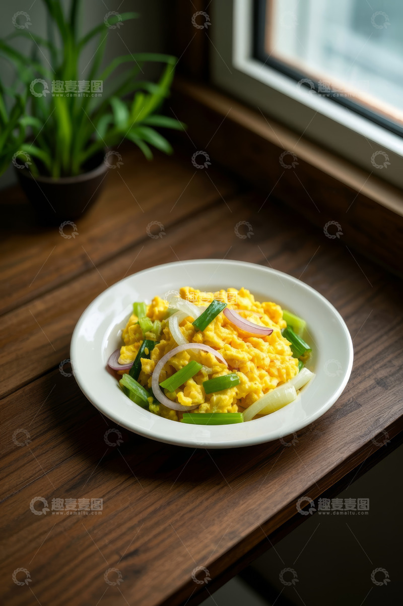 高清大图下载【趣麦麦图】窗边木桌上的葱香炒鸡蛋
