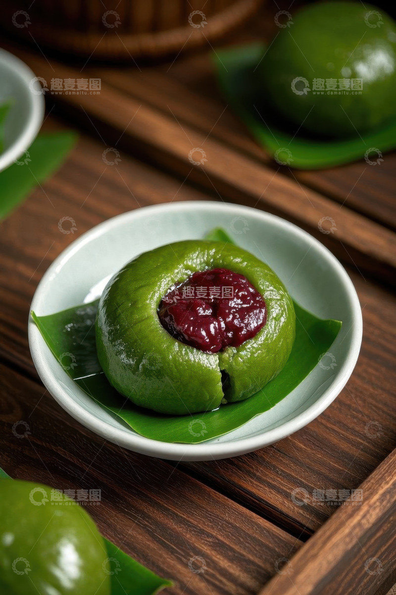 高清大图下载【趣麦麦图】木制托盘上的青团特写