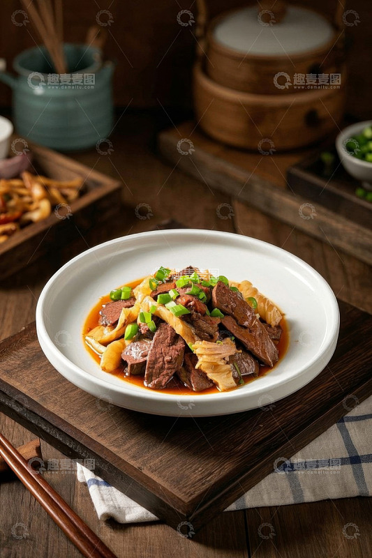 中式菜肴牛肉腐竹配葱花