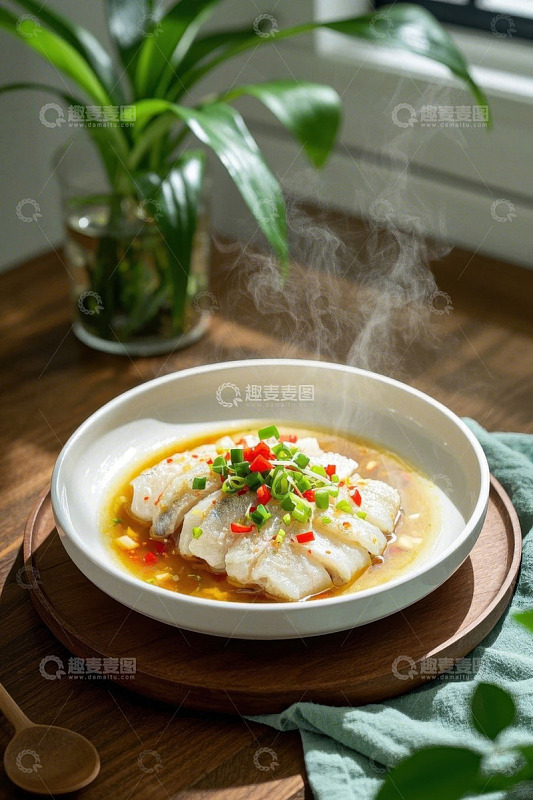木桌摆盘热气腾腾的鱼片菜肴
