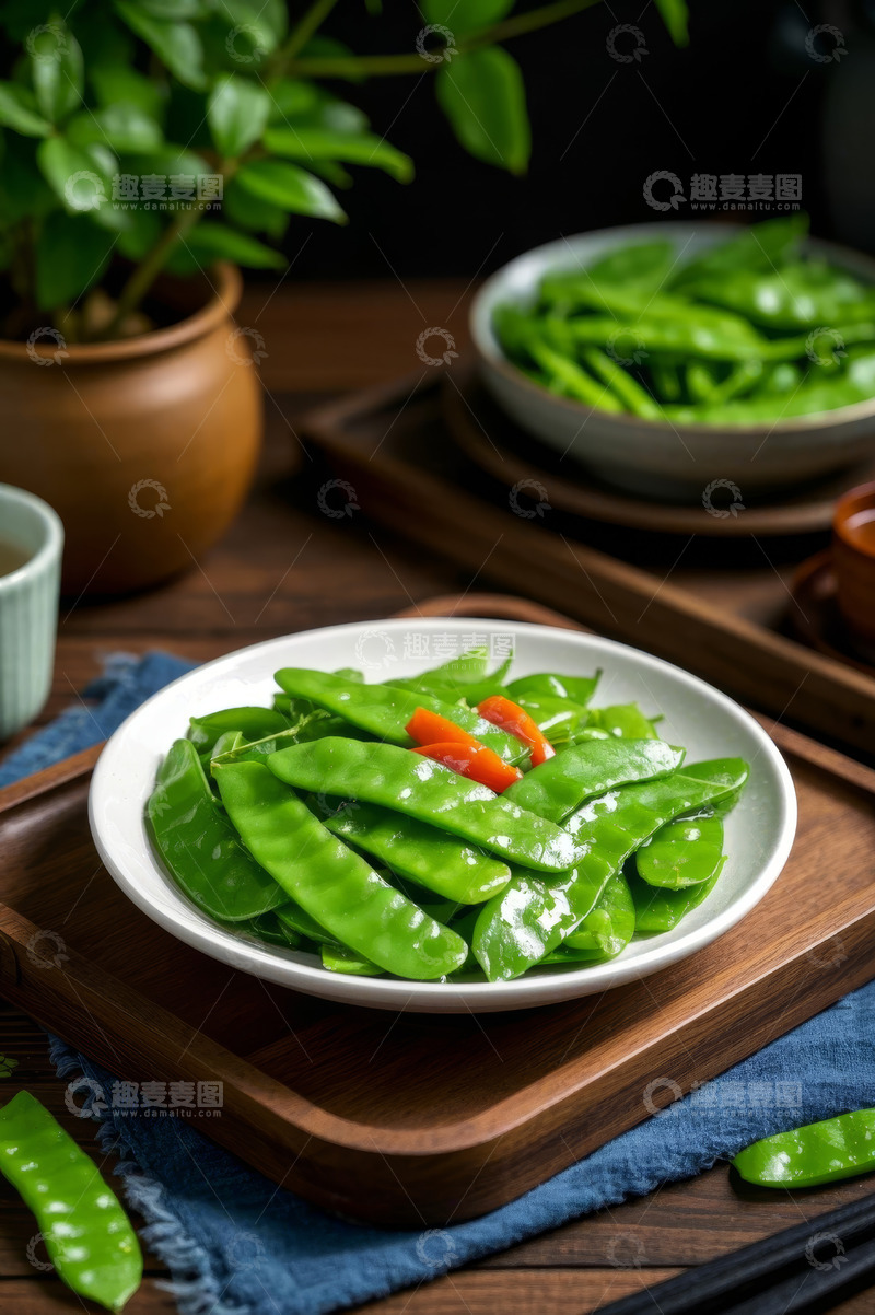 高清大图下载【趣麦麦图】木盘上的清炒荷兰豆美食画面