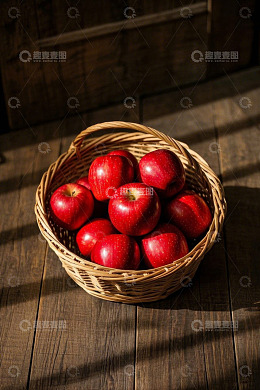 木桌上篮子里的红苹果