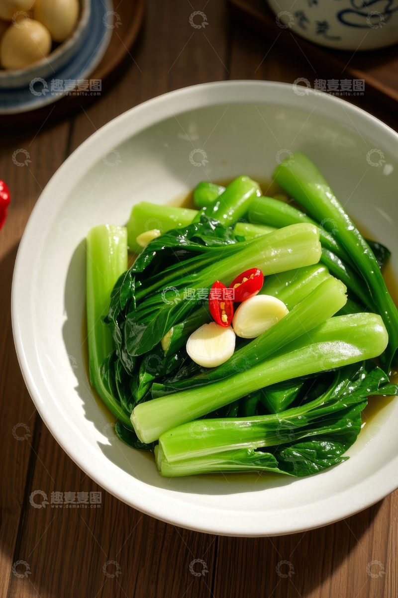 高清大图下载【趣麦麦图】白盘中的清炒青菜配辣椒蒜