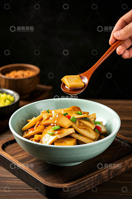 手持木勺舀取碗中炒豆干画面