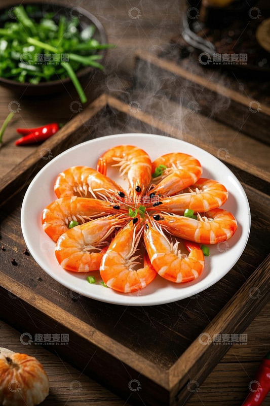 木盘上摆放的白灼大虾