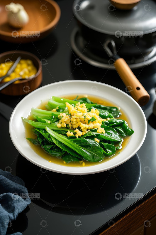 白盘盛蒜蓉青菜摆于桌面