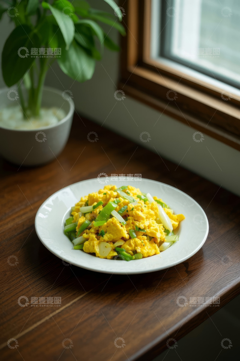 高清大图下载【趣麦麦图】窗边木桌上的葱香炒鸡蛋