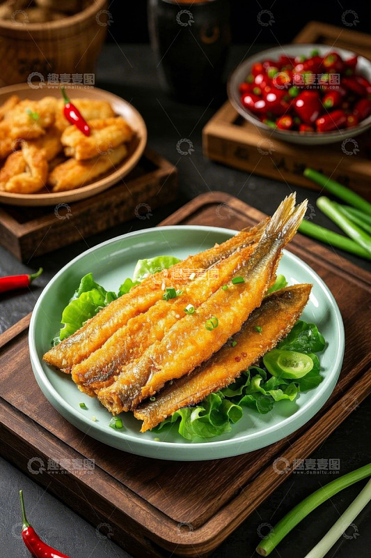 盘中油炸小鱼配生菜装饰