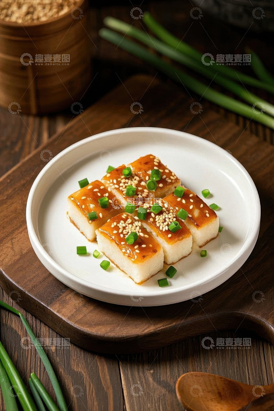 盘中撒芝麻葱花的美味豆腐