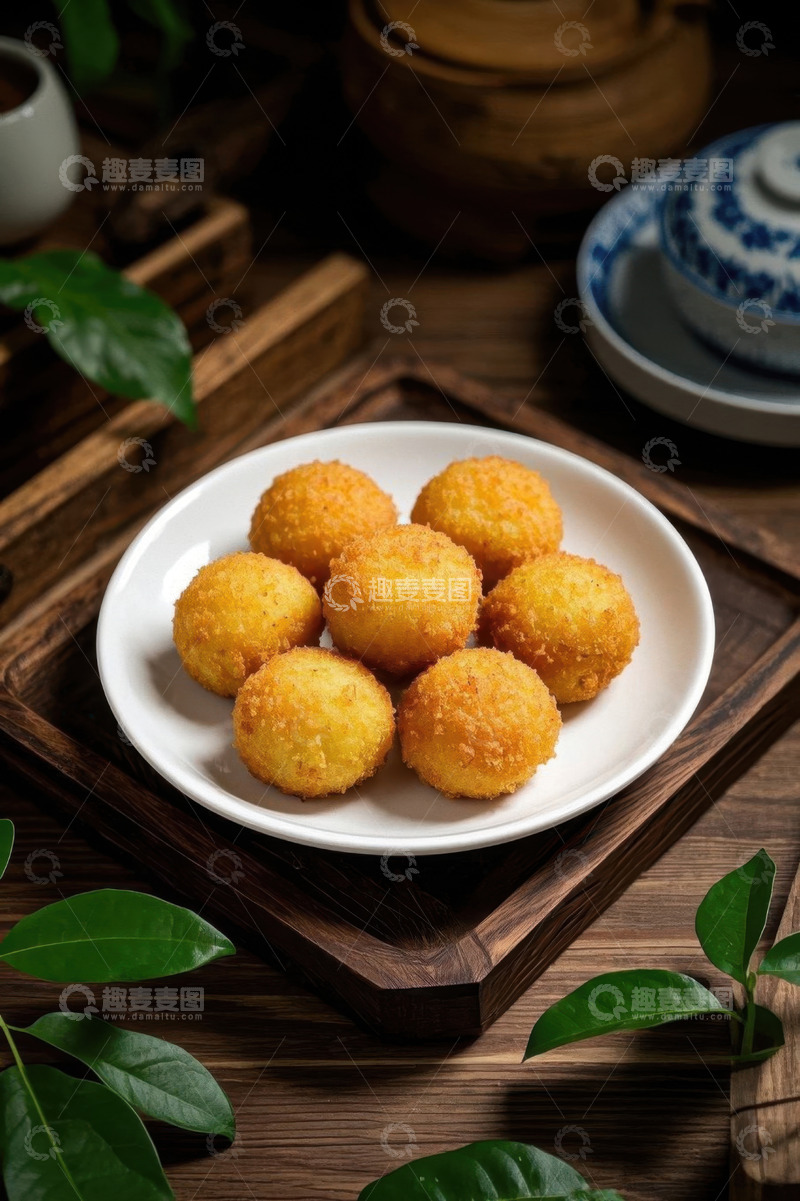 高清大图下载【趣麦麦图】木盘上的美味油炸丸子
