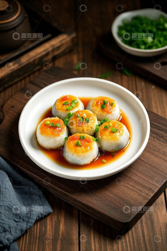 木盘上的美味汤圆