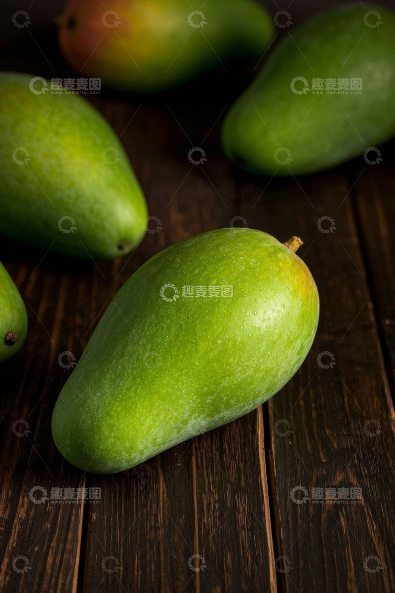 高清大图下载【趣麦麦图】木质桌面上摆放的新鲜芒果