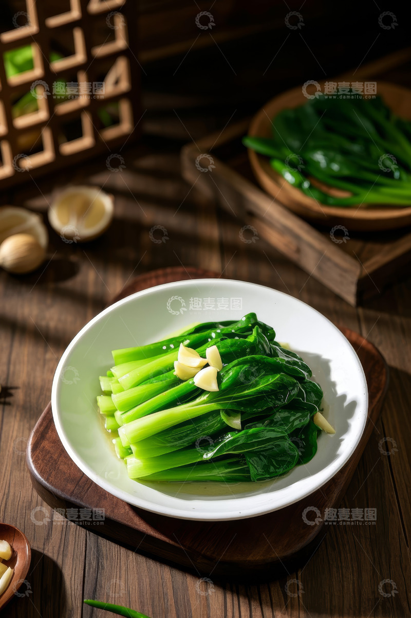 高清大图下载【趣麦麦图】木盘白盘装盛的炒青菜