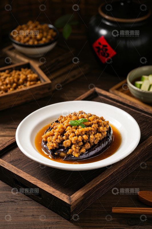 中式餐桌摆盘的肉末茄子
