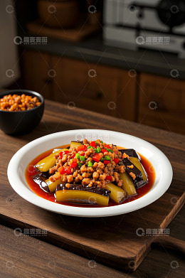 木制砧板上的肉末茄子菜肴