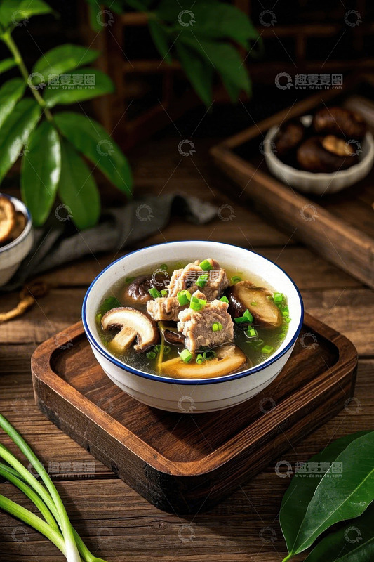 木盘上的菌菇牛肉汤