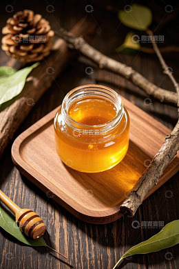 玻璃罐装蜂蜜摆放在木托盘上