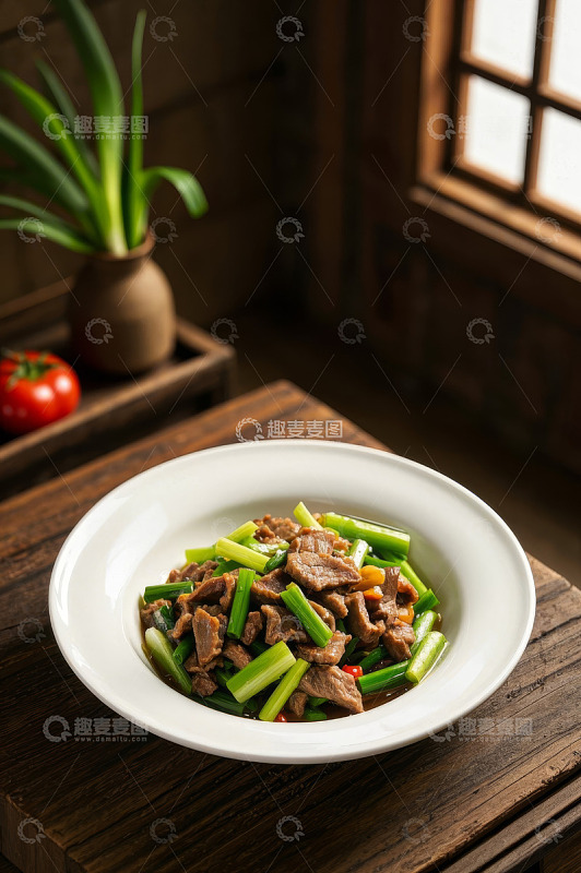 木桌白盘内的牛肉炒青菜