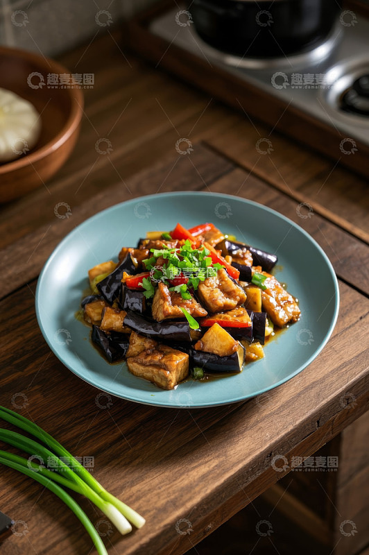 木桌上的美味茄子豆腐菜肴