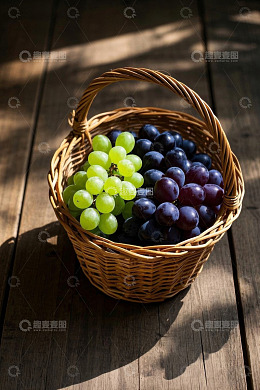 木桌上篮子里的新鲜葡萄