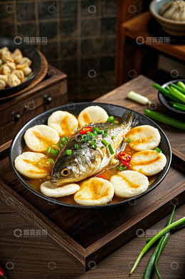 盘中烹制鲫鱼配面饼美食