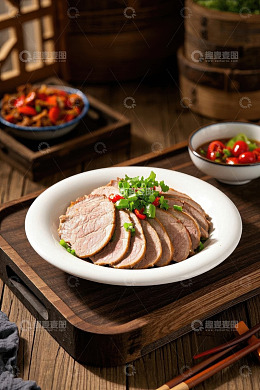 中式餐桌上的酱牛肉美食