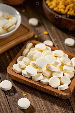 木制托盘上的白色圆形食品