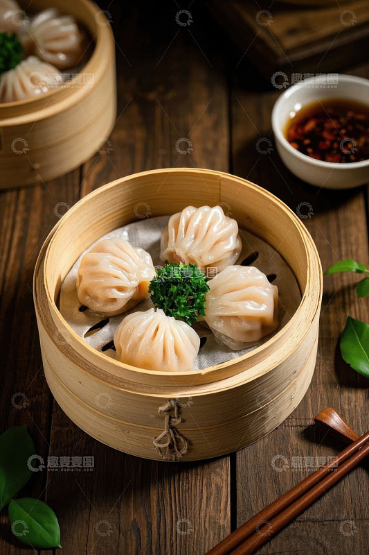 竹制蒸笼里的美味虾饺