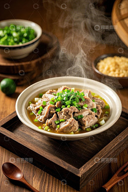 热气腾腾的葱花炖肉美食