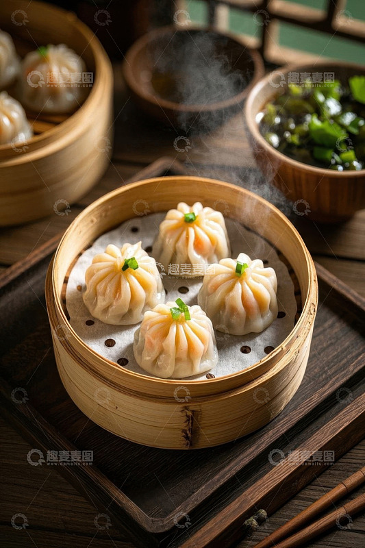 竹制蒸笼里的美味小笼包