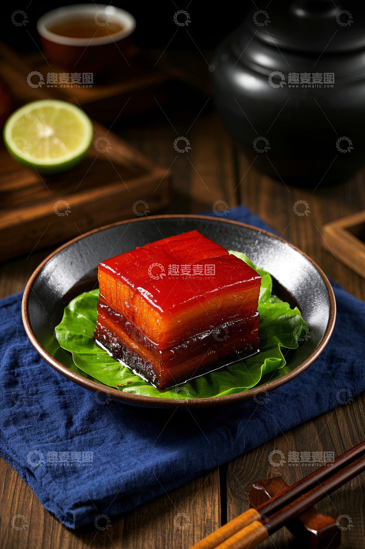 中式摆盘红烧肉美食特写