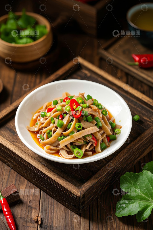 木盘上的凉拌猪肚丝