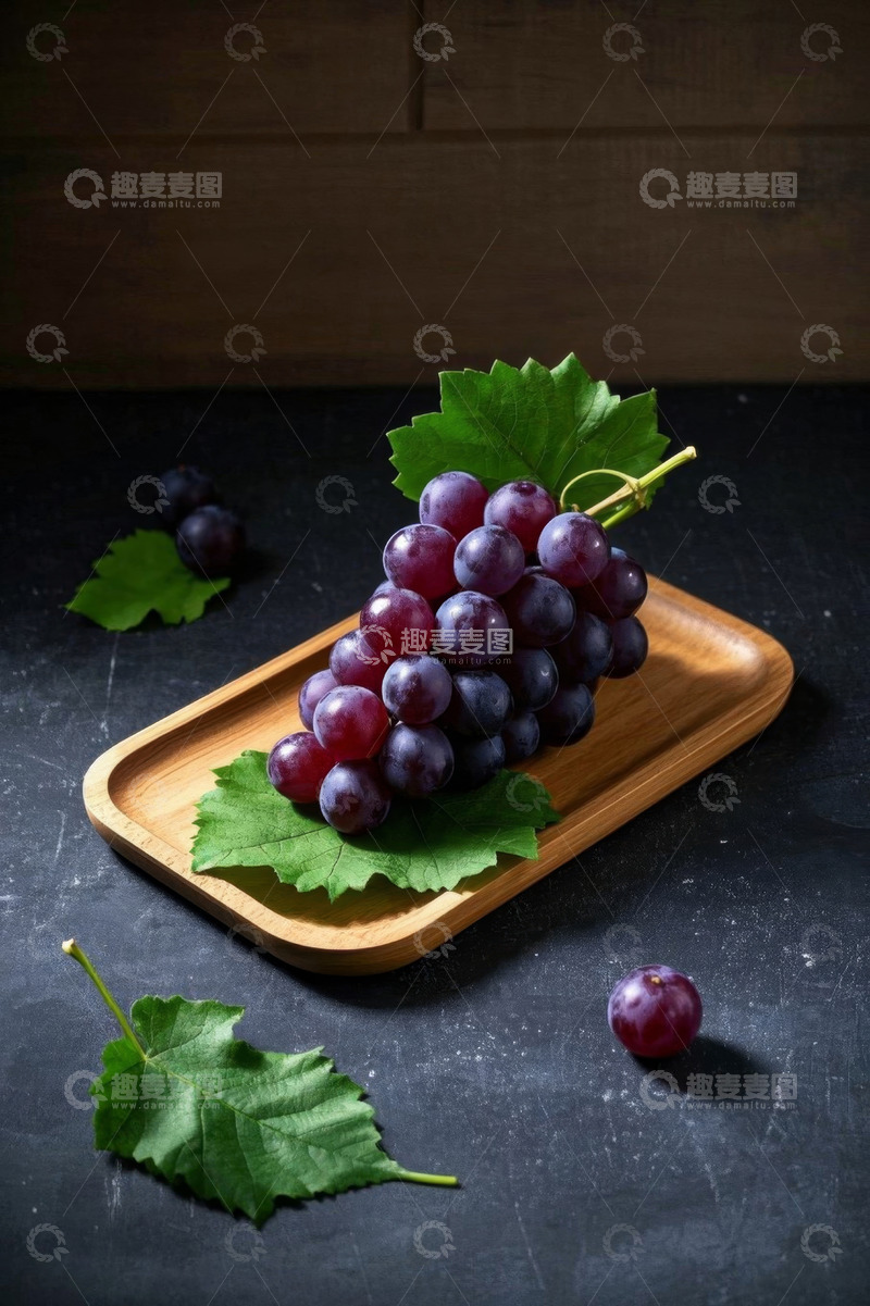 高清大图下载【趣麦麦图】木盘上的新鲜葡萄