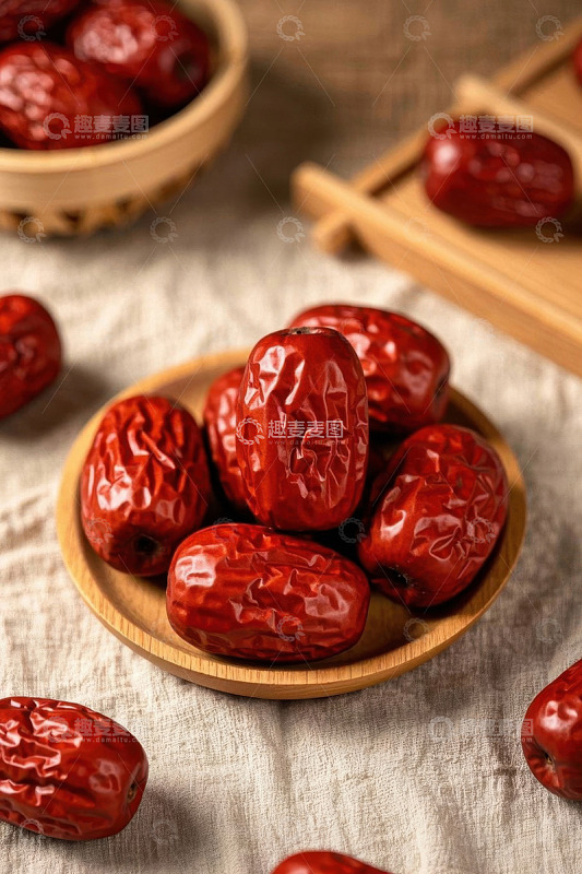 木盘盛放的干红枣特写