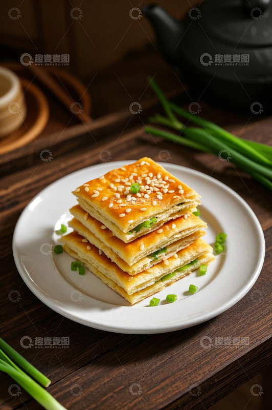 木桌上白色盘子中的葱香酥饼