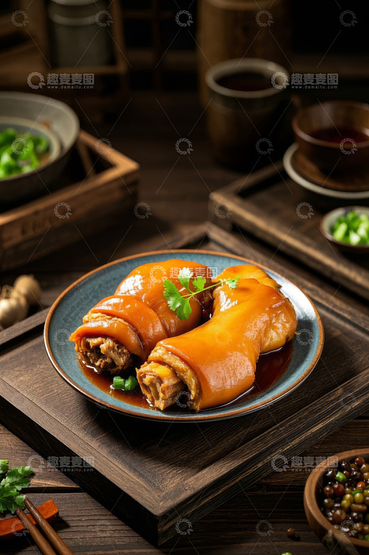 中式餐桌上的卤猪蹄美食