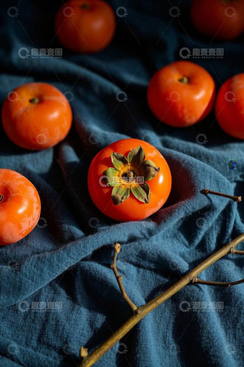 高清大图下载【趣麦麦图】蓝色布上摆放的新鲜柿子