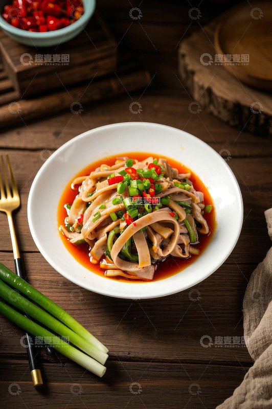 木桌摆盘红油凉拌猪肚丝