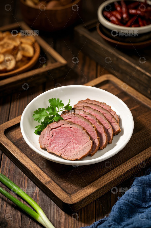 木盘上的切片酱牛肉