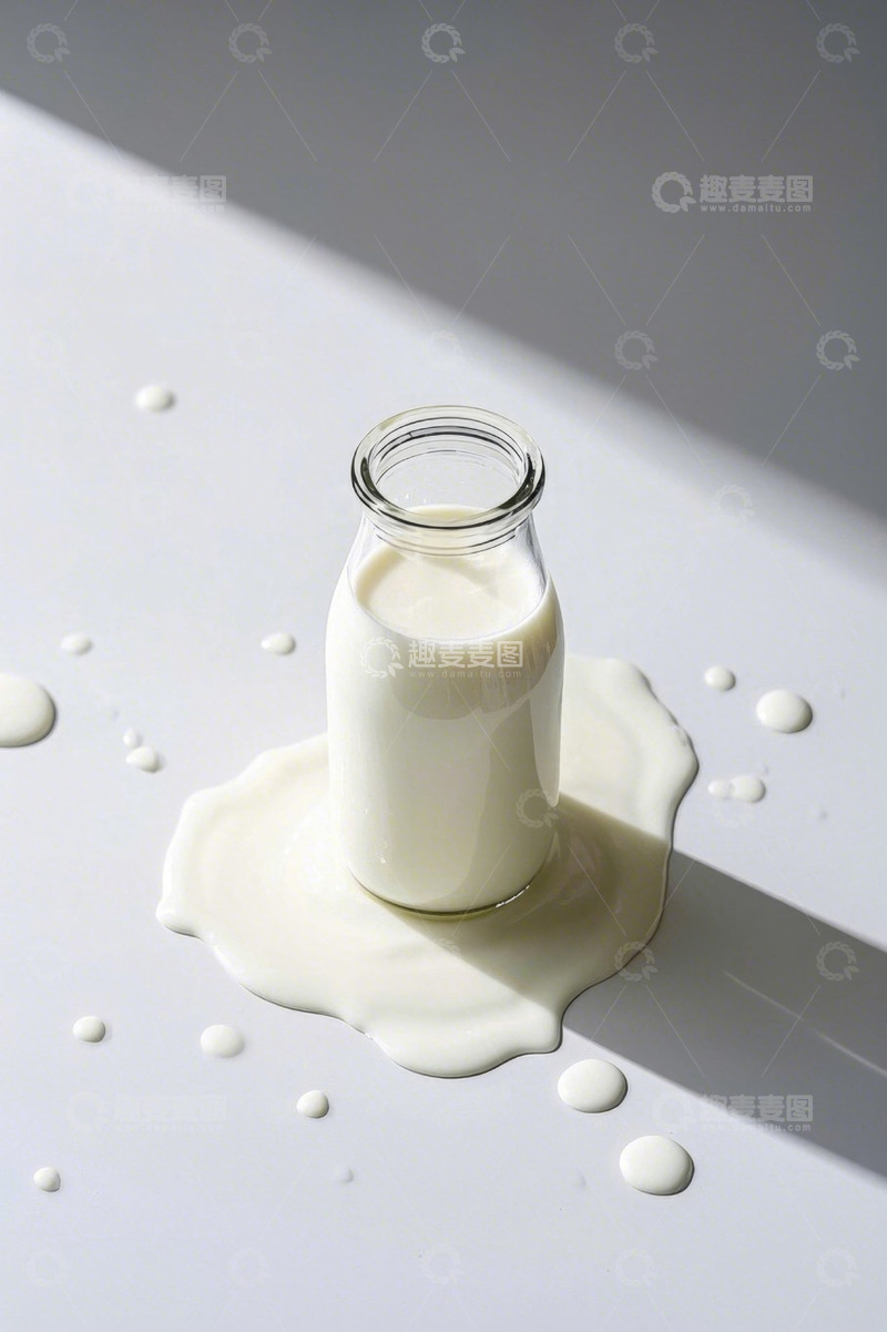 高清大图下载【趣麦麦图】玻璃瓶牛奶洒落在白色平面